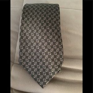 Men’s tie by Geoffrey Beene nice design classy look small checks business